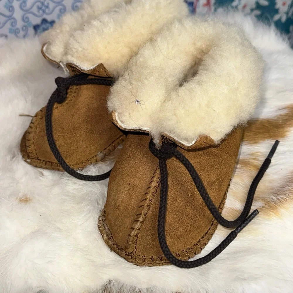 Minnetonka Brown Shearling Baby Mittens